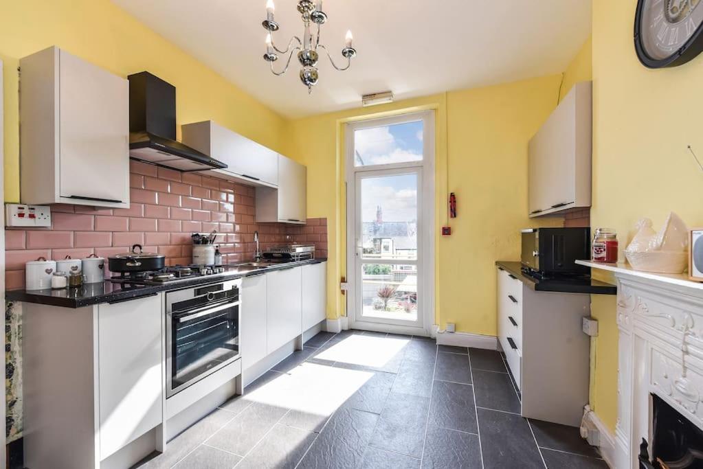 Traditional 3-Bed Property In Pontcanna With Parking Cardiff Eksteriør billede