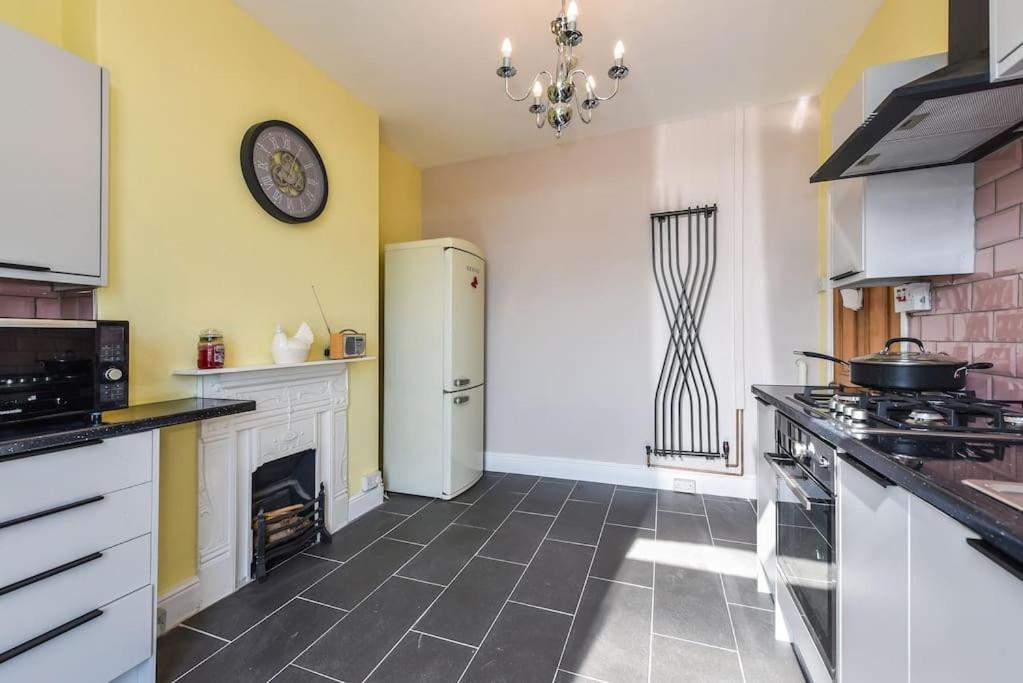 Traditional 3-Bed Property In Pontcanna With Parking Cardiff Eksteriør billede
